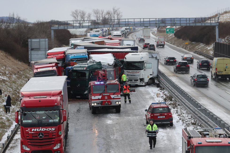 Hromadná nehoda na dálnici D5.