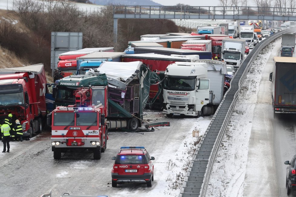 Hromadná nehoda na dálnici D5