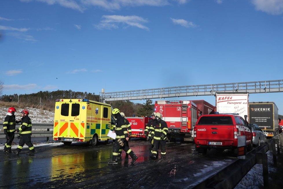 Hromadná nehoda na dálnici D5.