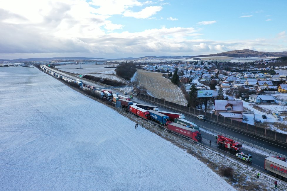 Hromadná nehoda na dálnici D5 pohledem z dronu.