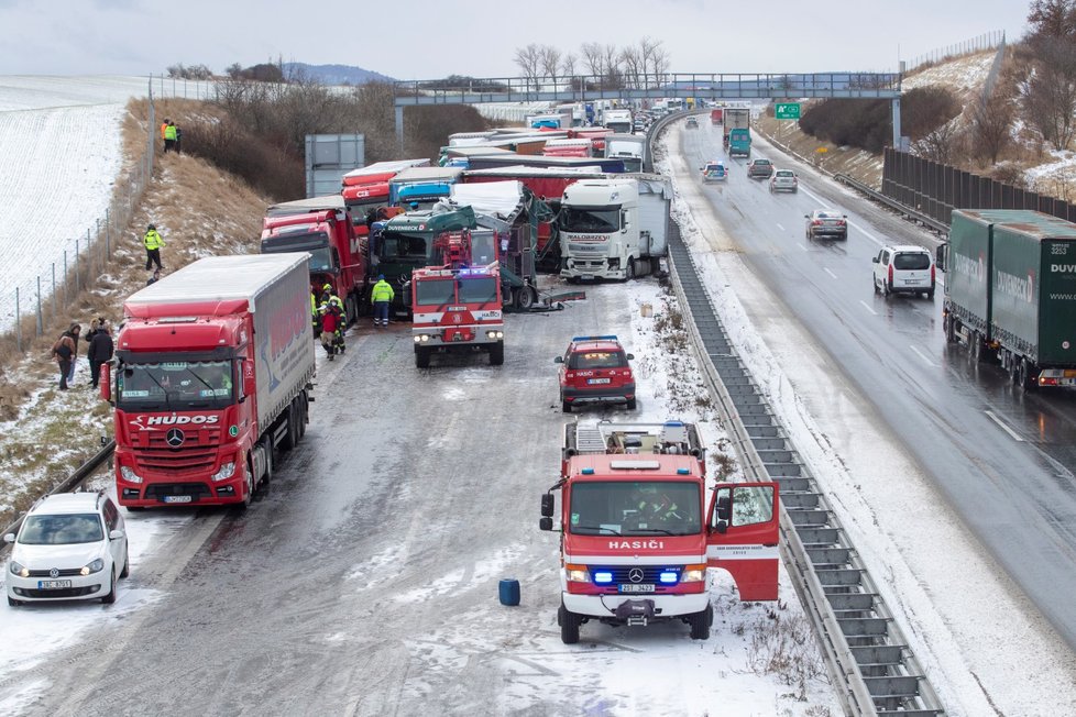 Hromadná nehoda na dálnici D5