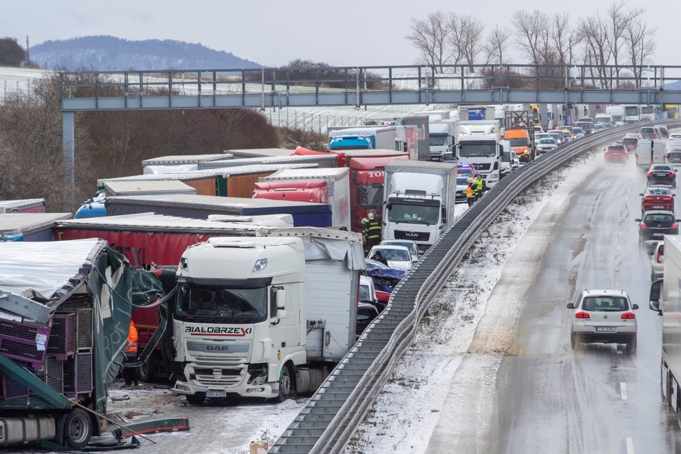 Hromadná nehoda na dálnici D5