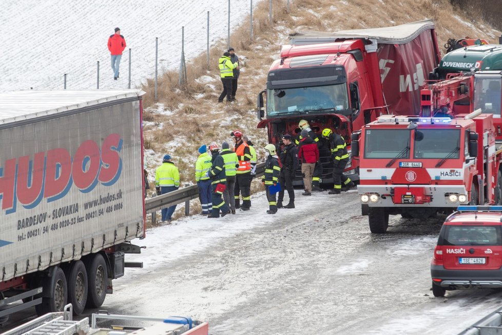 Hromadná nehoda na dálnici D5