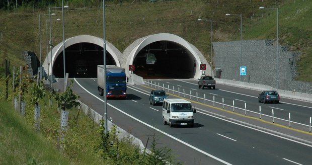 Tunel Valík na dálnici D5 u Plzně.