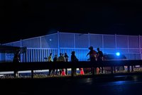 Noční nehoda na D6: Při nehodě dvou dodávek a kamionu zemřel člověk