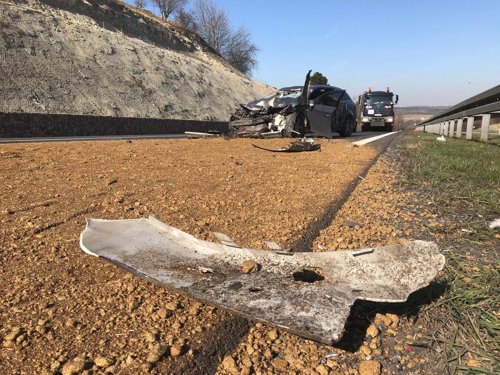 Dálnici D7 ve směru na Prahu uzavřela 21. března vážná nehoda.