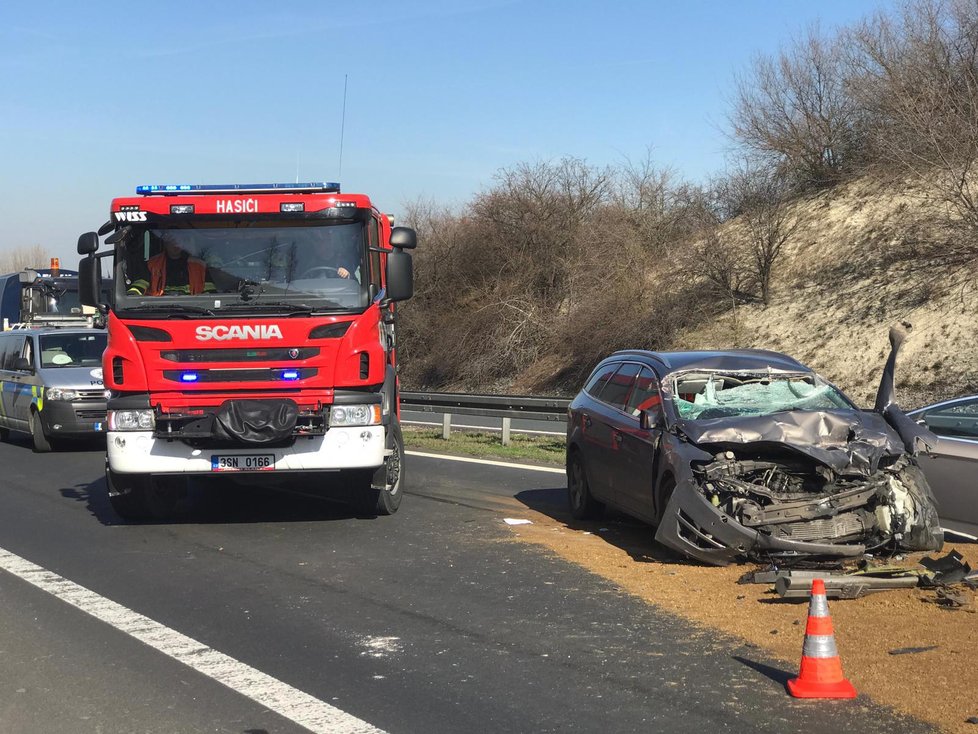 Dálnici D7 ve směru na Prahu uzavřela 21. března vážná nehoda.