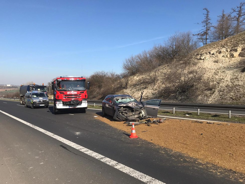 Dálnici D7 ve směru na Prahu uzavřela 21. března vážná nehoda.