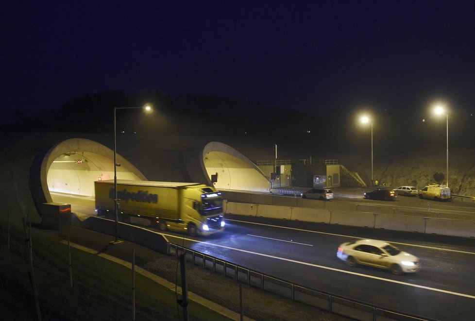 Poslední úsek dálnice D8 Lovosice–Řehlovice se v podvečer 17. prosince otevřel pro běžnou dopravu.