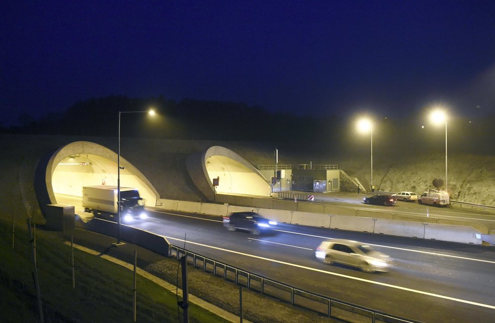 Řidiči jezdí v tunelu na D8 až 200 km/h