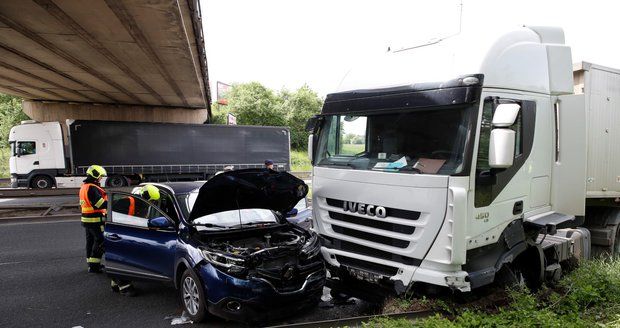 Smrtelná nehoda na Orlickoústecku: Řidič nepřežil srážku auta s náklaďákem