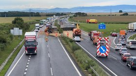 Nehoda na dálnici D8 u Roudnice. Kamion tam přejel přes svodidla do protisměru a převrátil se. Tvoří se kolony. (5.srpna 2021)