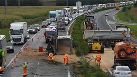 Nehoda na dálnici D8 u Roudnice. Kamion tam přejel přes svodidla do protisměru a převrátil se. Tvoří se kolony. (5.srpna 2021)