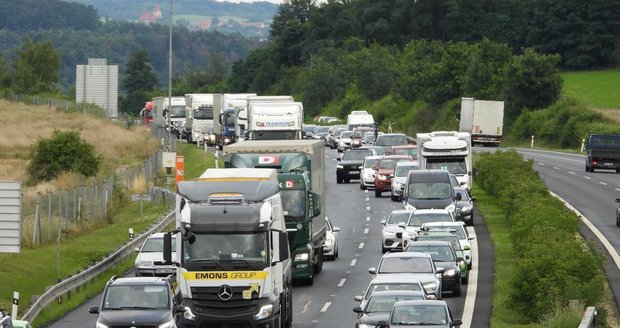 Na D8 před Prahou se tvořily až hodinové kolony. Kvůli nehodě i omezení