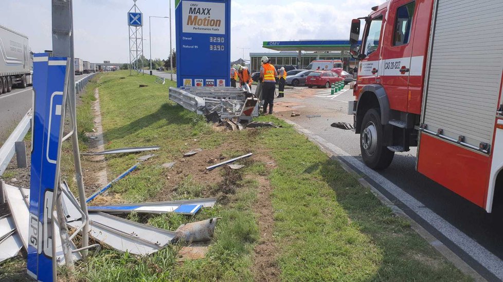 Řidič na D8 vrazil do značky a poškodil 3 auta, vezl malé dítě.