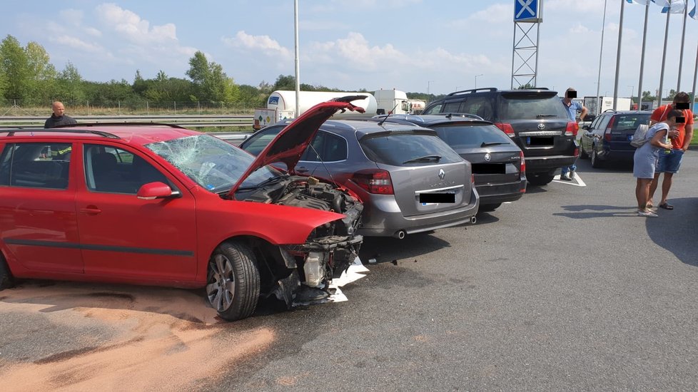 Řidič na D8 vrazil do značky a poškodil 3 auta, vezl malé dítě.