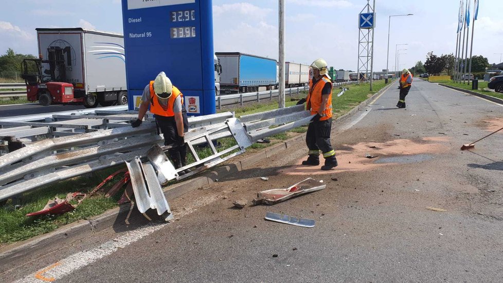 Řidič na D8 vrazil do značky a poškodil 3 auta, vezl malé dítě.