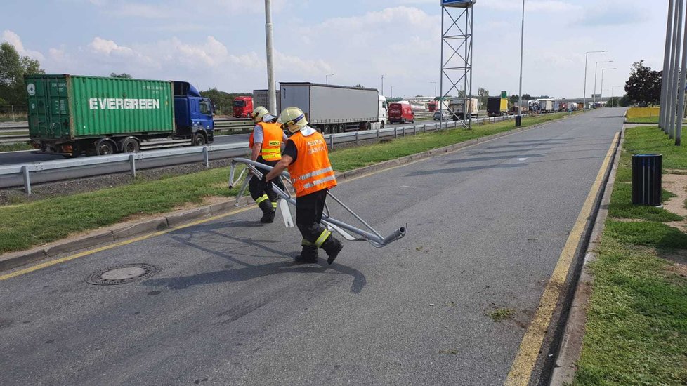 Řidič na D8 vrazil do značky a poškodil 3 auta, vezl malé dítě.