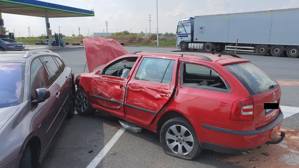 Řidič na D8 vrazil do značky a poškodil 3 auta, vezl malé dítě.