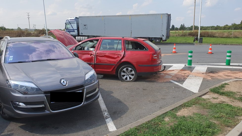 Řidič na D8 vrazil do značky a poškodil 3 auta, vezl malé dítě.