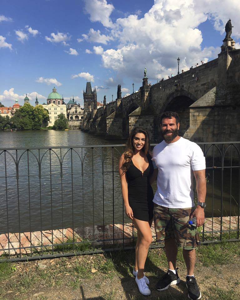 Dan Bilzerian zamířil do Prahy s modelkou Lauren Blake.