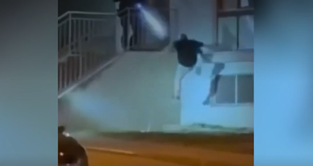 Policejní zásah proti agresivnímu muži.