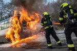 V Žernosecké ulici v Ďáblicích hořel autobusu motor. (25. listopad 2022)