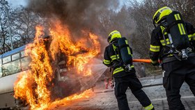 Autobusu v Ďáblicích „blafl“ motor. Řidič ho chtěl hasit sám, co dělat měli i hasiči