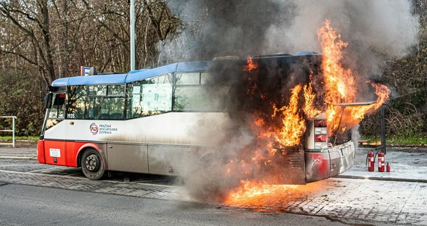 V Žernosecké ulici v Ďáblicích hořel autobusu motor. (25. listopad 2022)