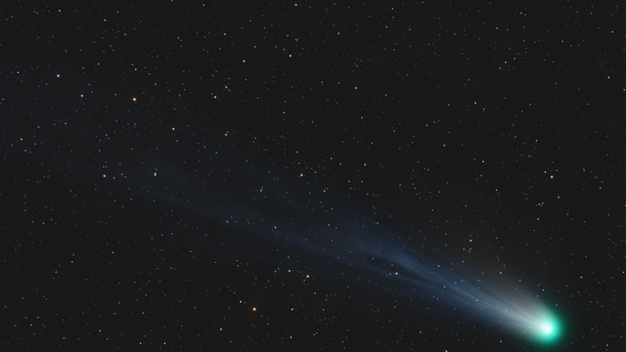 Ďáblova kometa prolétá kolem Země.