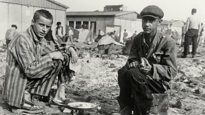 V koncentračním táboře Dachau našli američtí vojáci 30 tisíc živořících lidí