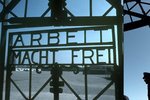 Nápis »Práce osvobozuje« v Dachau zcizili.