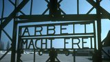 Ukradená brána s nápisem „Arbeit macht frei“ je zpět v Dachau. Zloději unikají