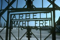 Ukradená brána s nápisem „Arbeit macht frei“ je zpět v Dachau. Zloději unikají