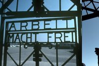 Z koncentračního tábora Dachau ukradli zloději nápis »Práce osvobozuje«