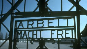 Nápis „Práce osvobozuje“ je zpět v Dachau.