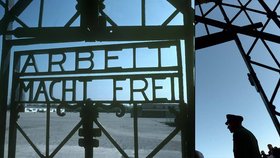 Nápis »Práce osvobozuje« v Dachau zcizili.