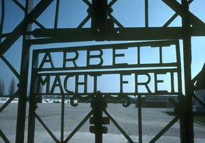 Nápis „Práce osvobozuje“ je zpět v Dachau.