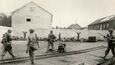 Američtí vojáci po osvobození koncentračního tábora Dachau popravili nacistické dozorce a vojáky.