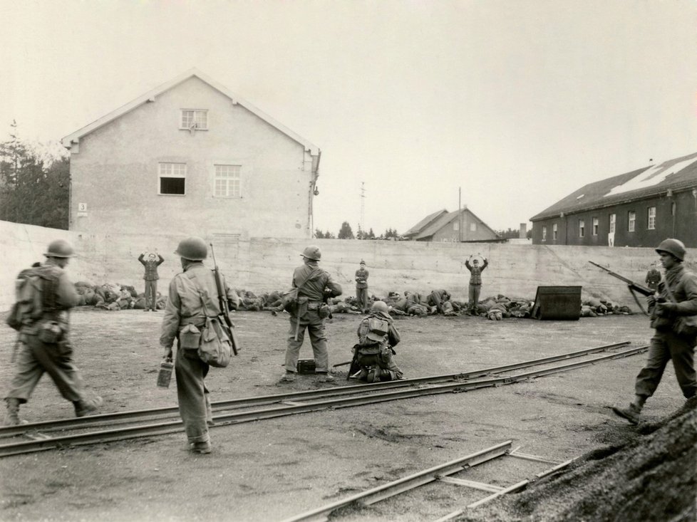 Američtí vojáci po osvobození koncentračního tábora Dachau popravili nacistické dozorce a vojáky.