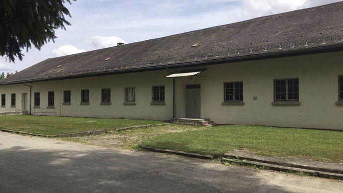 Pracovní tábor Dachau i v současné době připomíná hrůzy nacismu.