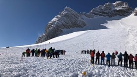 Lavina v Alpách zavalila lyžaře: Čtrnáctiletý chlapec zemřel na místě