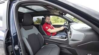 Výhled z vozu je poněkud omezený kvůli zvýšené palubní desce a zkosení čelního skla. Rozměrovou orientaci pak vynahrazuje rovná kapota vozu. Elektrické ovládání je pouze na řidičově sedačce, a to jen bederní opěrky. Výhled z vozu je poněkud omezený kvůli zvýšené palubní desce a zkosení čelního skla. Rozměrovou orientaci pak vynahrazuje rovná kapota vozu. Elektrické ovládání je pouze na řidičově sedačce, a to jen bederní opěrky.