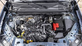 Hybridní pohon u dacie je spojen s dvouspojkovou převodovkou, v níž je zakomponován elektromotor. Další elektromotor pohání zadní nápravu, je součástí pohonu všech kol, a aby toho nebylo málo, je napárován na svou vlastní třístupňovou převodovku (dvě rychlosti a neutrál). Umí též vůz samostatně pohánět. Hybridní pohon u dacie je spojen s dvouspojkovou převodovkou, v níž je zakomponován elektromotor. Další elektromotor pohání zadní nápravu, je součástí pohonu všech kol, a aby toho nebylo málo, je napárován na svou vlastní třístupňovou převodovku (dvě rychlosti a neutrál). Umí též vůz samostatně pohánět.