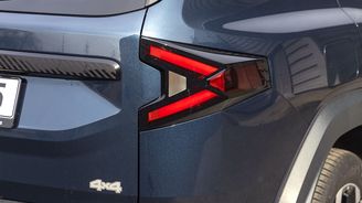 Dacia používá jednodušší světelnou technologii, a tak se musíte spokojit pouze s LED potkávacími světlomety, dálkové jsou stále halogenové. Dacia používá jednodušší světelnou technologii, a tak se musíte spokojit pouze s LED potkávacími světlomety, dálkové jsou stále halogenové.