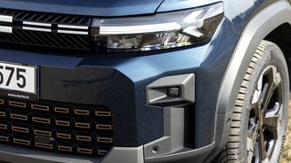Dacia používá jednodušší světelnou technologii, a tak se musíte spokojit pouze s LED potkávacími světlomety, dálkové jsou stále halogenové. Dacia používá jednodušší světelnou technologii, a tak se musíte spokojit pouze s LED potkávacími světlomety, dálkové jsou stále halogenové.