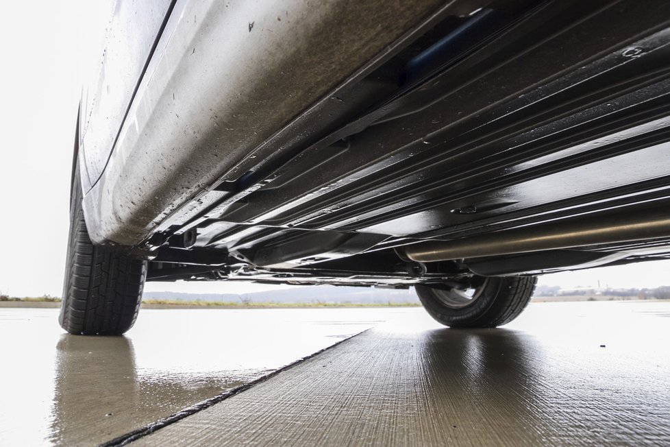 Spodek vozu je přesto bez výstupků, fi ltr pevných částic je ukrytý u motoru S plochým spodkem a světlostí 180 mm toho