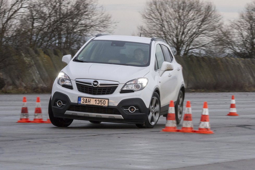 Mokka drží na 18” kolech dobře, řidiči však nepomáhá pocitově volné řízení