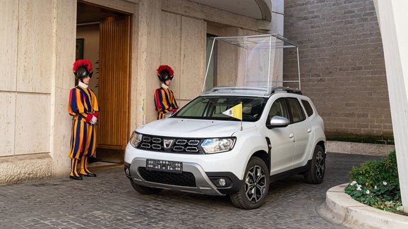 Dacia Duster nastupuje do nové služby. Je papamobilem s neprůstřelnou nadstavbou