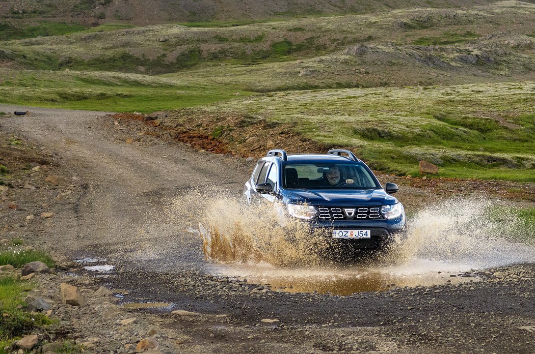 Řidič šťastný, že neuvařil ani nezadřel motor a že všechny pneumatiky drží tlak, projíždí radostně alespoň mělkou kaluž